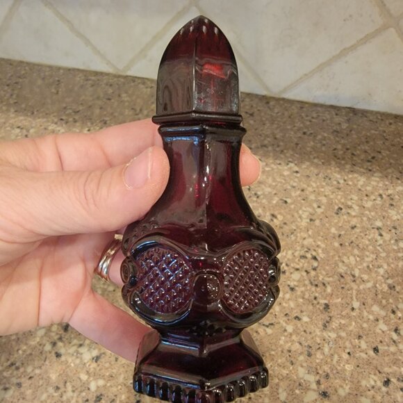 Avon's 1876 Cape Cod ruby red glass salt & pepper shakers - Picture 7 of 8